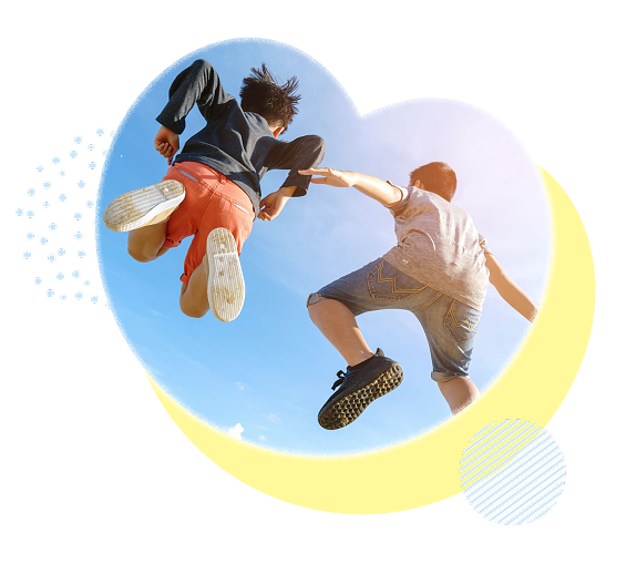 子どもたちが手をつないでジャンプしている様子
