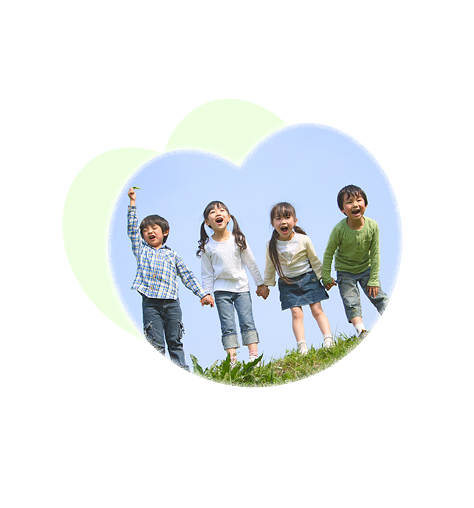 子どもたちが外で活動している様子